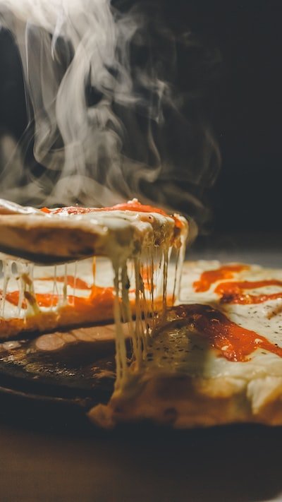 Quelle est la différence entre la forme d'une pizza obtenue à l'aide de la formeuse à chaud, la façonneuse et le laminoir à pizza ?
